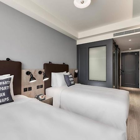 Moxy Taichung Hotel Bagian luar foto
