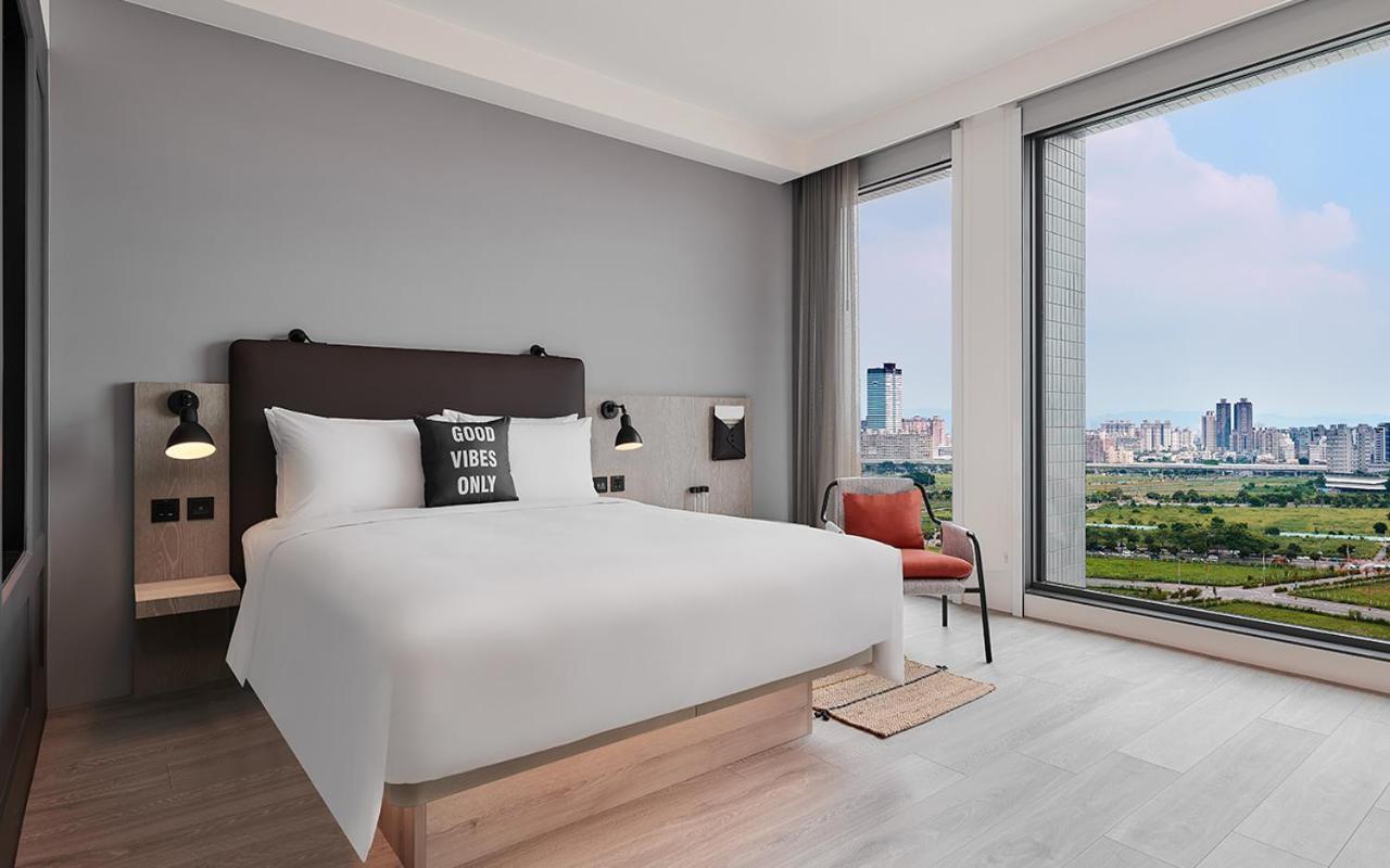 Moxy Taichung Hotel Bagian luar foto