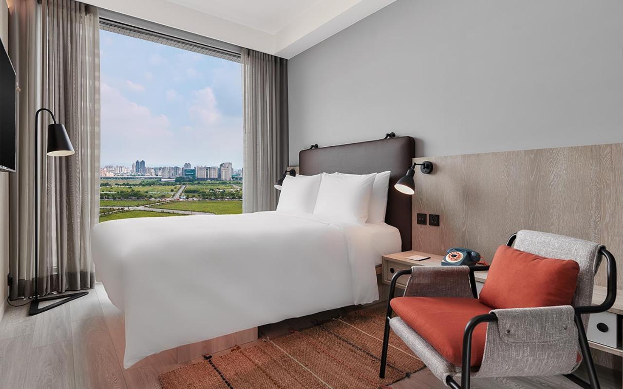 Moxy Taichung Hotel Bagian luar foto