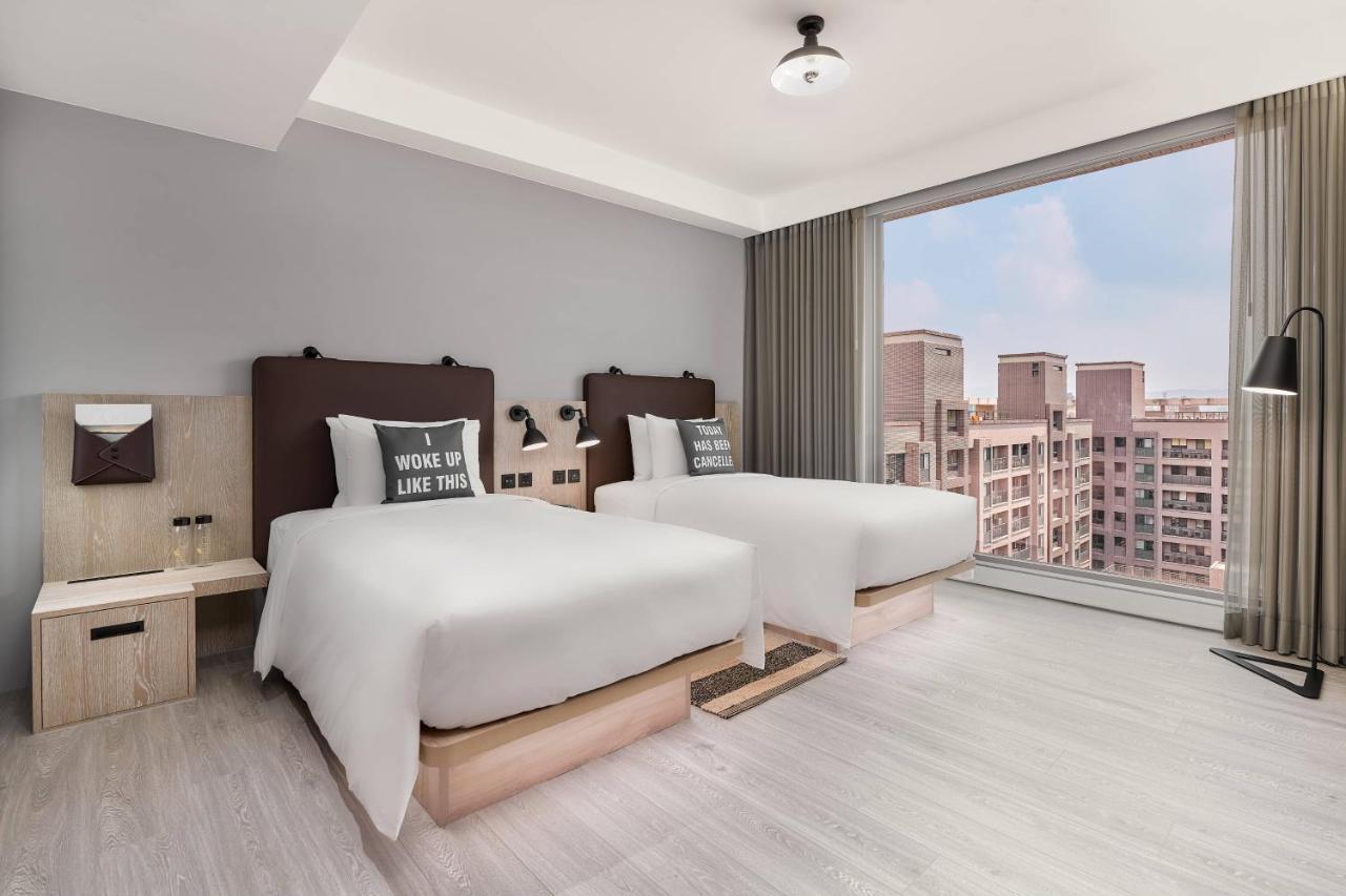 Moxy Taichung Hotel Bagian luar foto