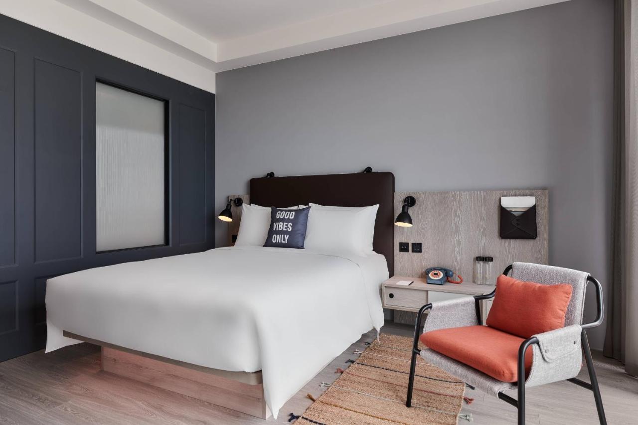Moxy Taichung Hotel Bagian luar foto
